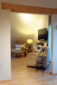 Küche mit Blick ins Wohnzimmer