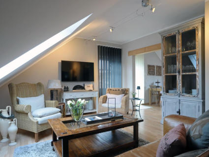 Wohnzimmer mit Blick auf den Balkon